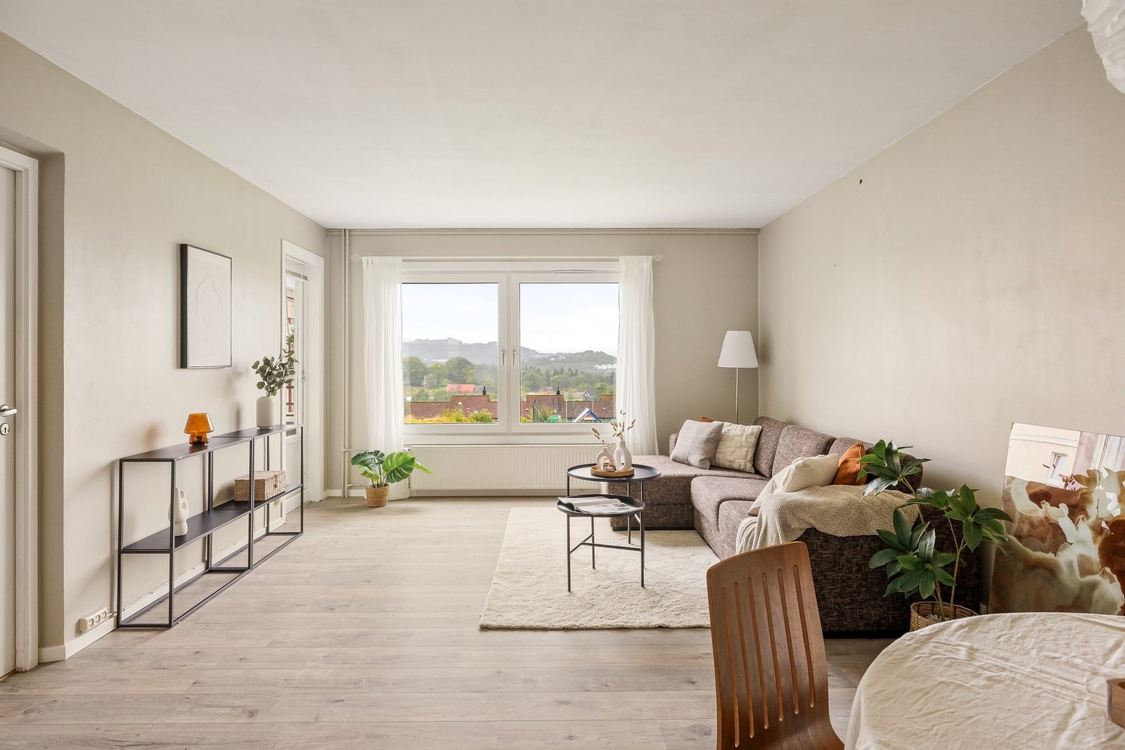 Leiligheten består av entré, stue, kjøkken, 2 soverom, bad og innvendig bod/garderobe Galleribilde