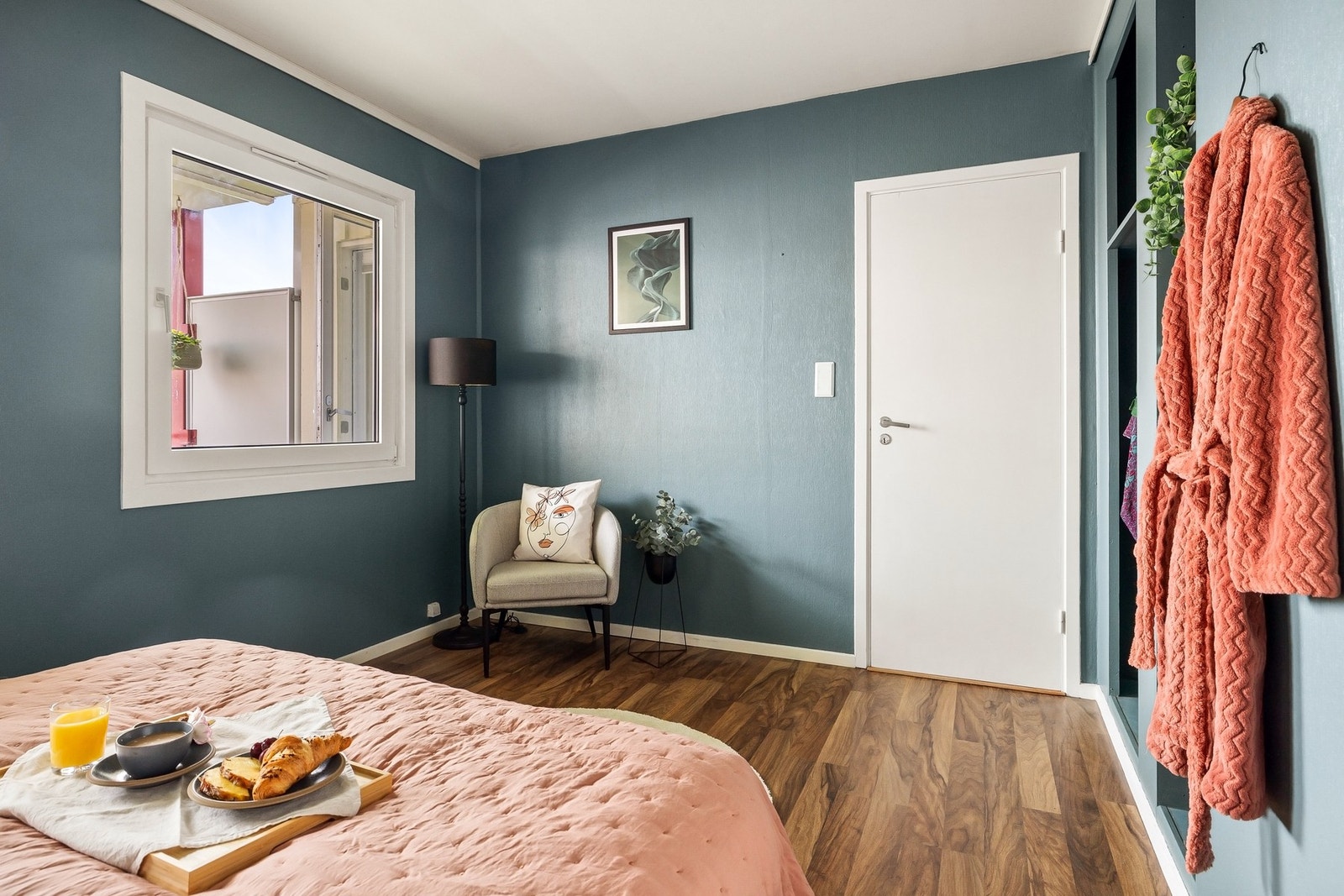 Her er det i tillegg plass til kommodeløsning, eller skrivepult om ønskelig Galleribilde