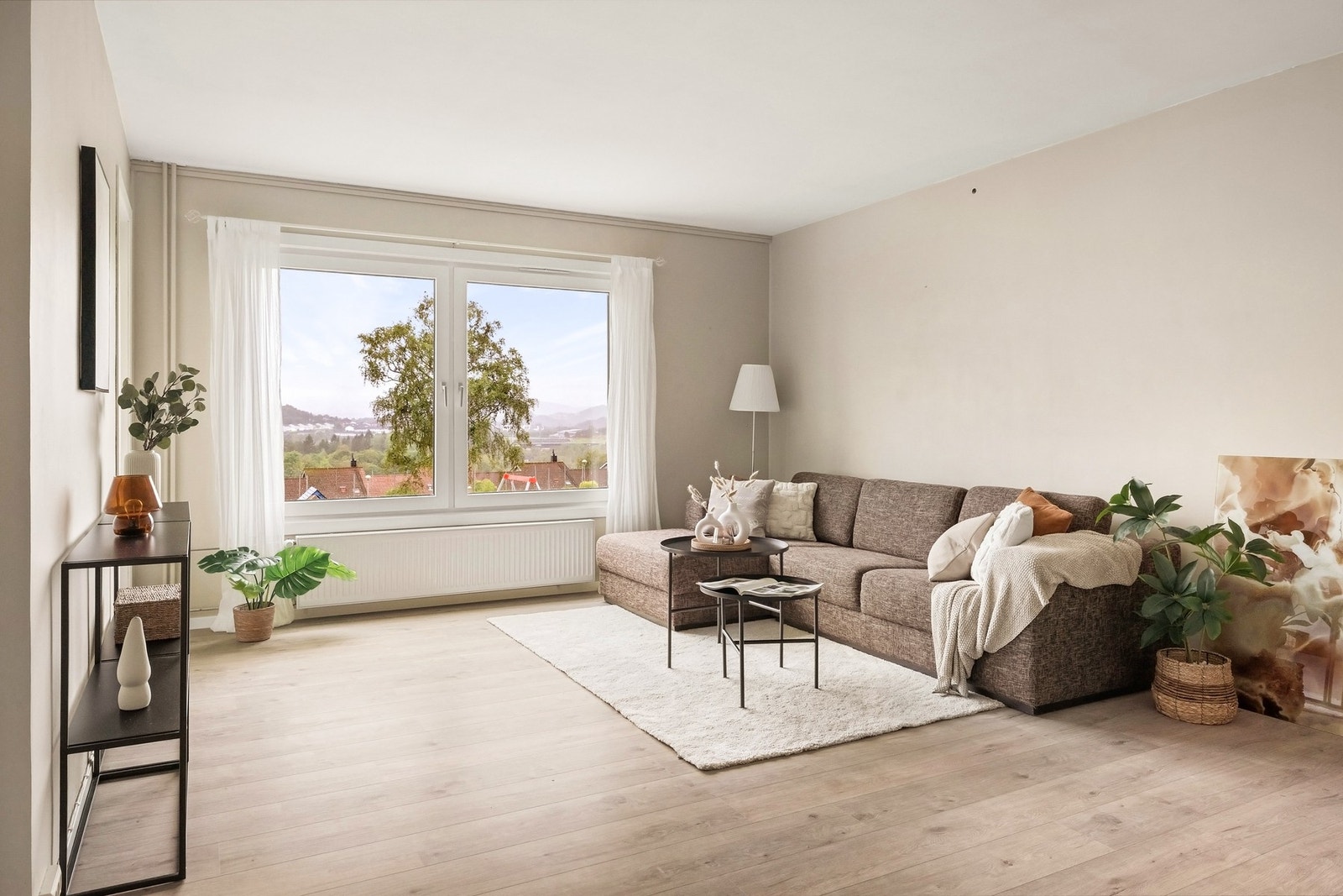 Leiligheten har moderne overflater, og store vinduer som gir rikelig med lysinslipp Galleribilde