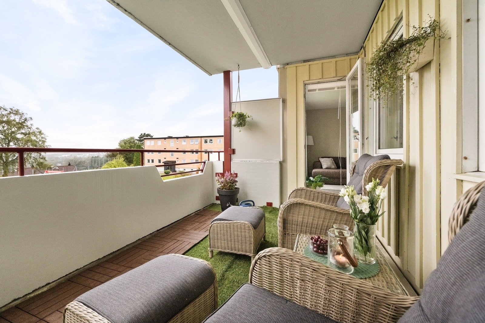 Fra stuen er det utgang til solrik balkong med utsikt over grøntareal Galleribilde