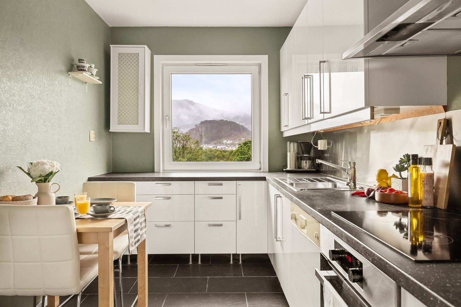 Dette ble pusset opp i 2008 og har slette hvite fronter og benkeplate i laminat Galleribilde