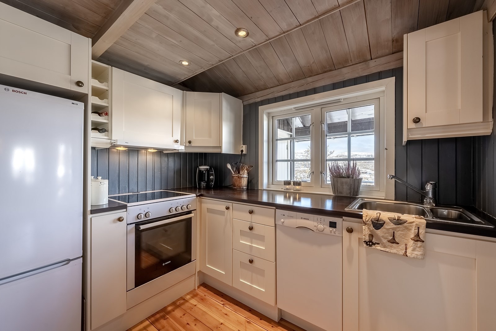 Kjøkkeninnredning med malte, profilerte fronter Galleribilde