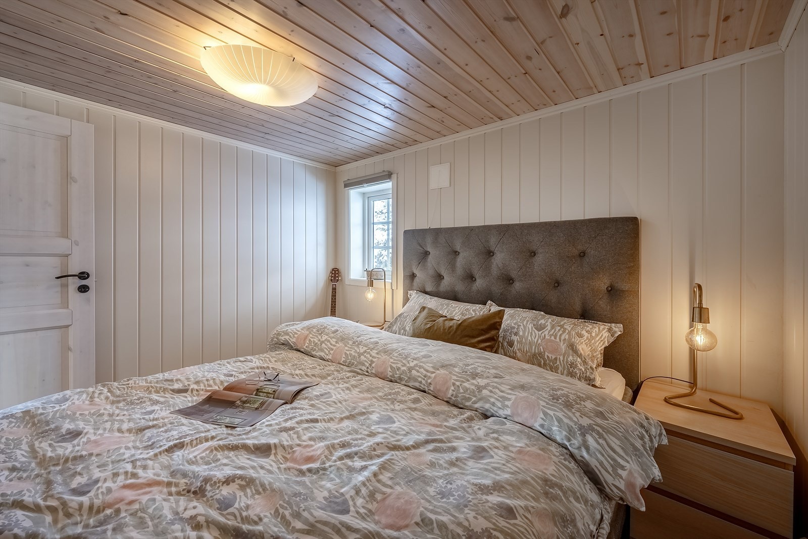 Rommet har god plass til dobbelseng Galleribilde