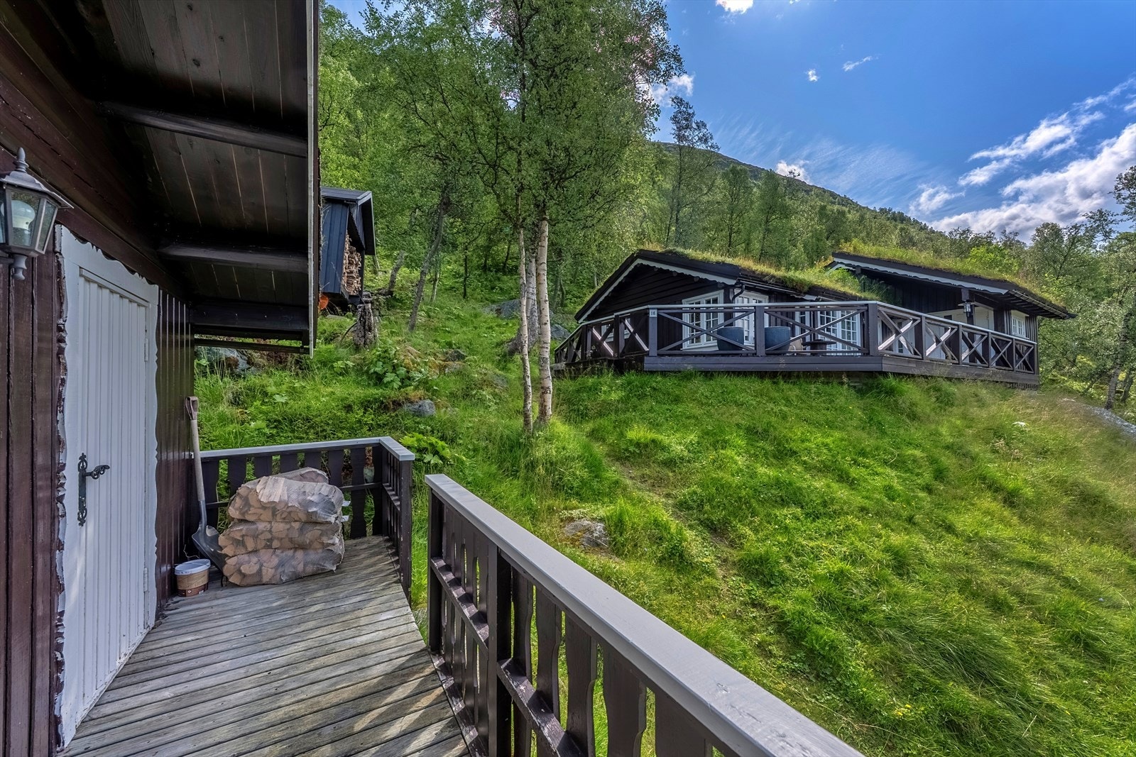 Annekset ligger et nivå nedenfor hytta og inneholder oppholdsrom samt et ekstra soverom Galleribilde