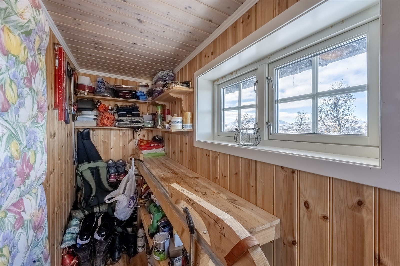 Hytta har også en utvendig bod i tilknytning til inngangspartiet Galleribilde
