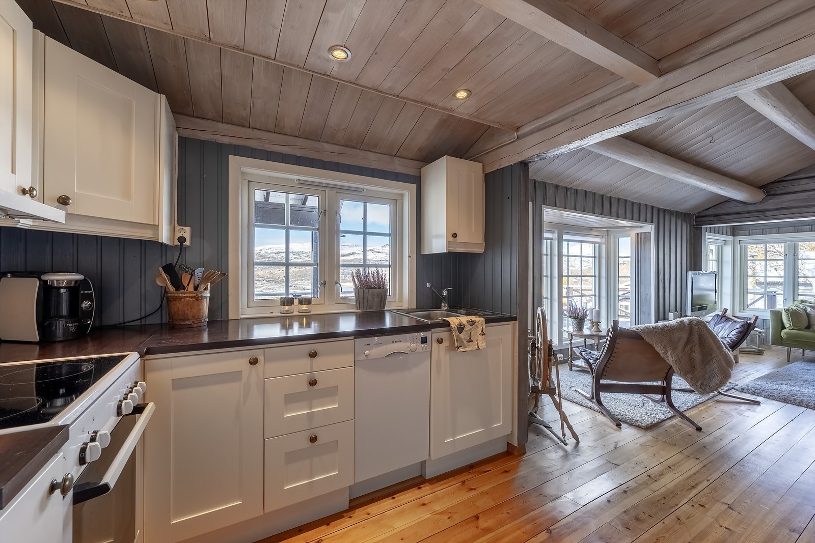 Kjøkkenet ligger i åpen løsning mot det romslige stuerommet Galleribilde