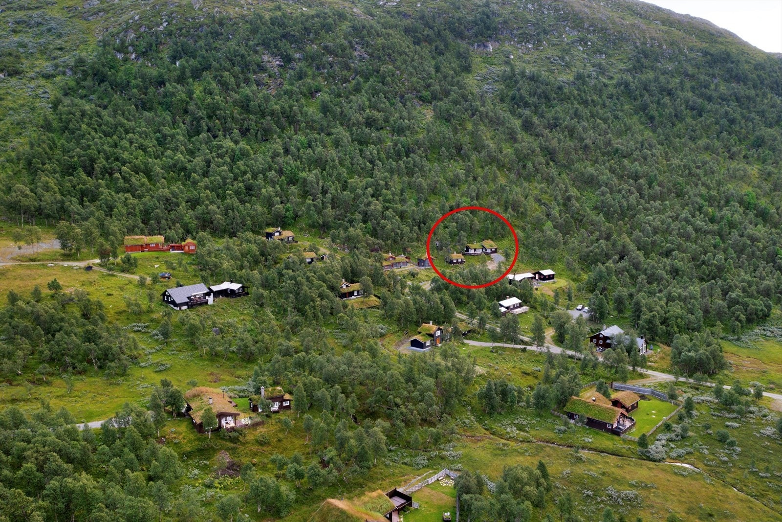 Eiendommen ligger øverst og innerst mot sør i hyttefeltet Galleribilde