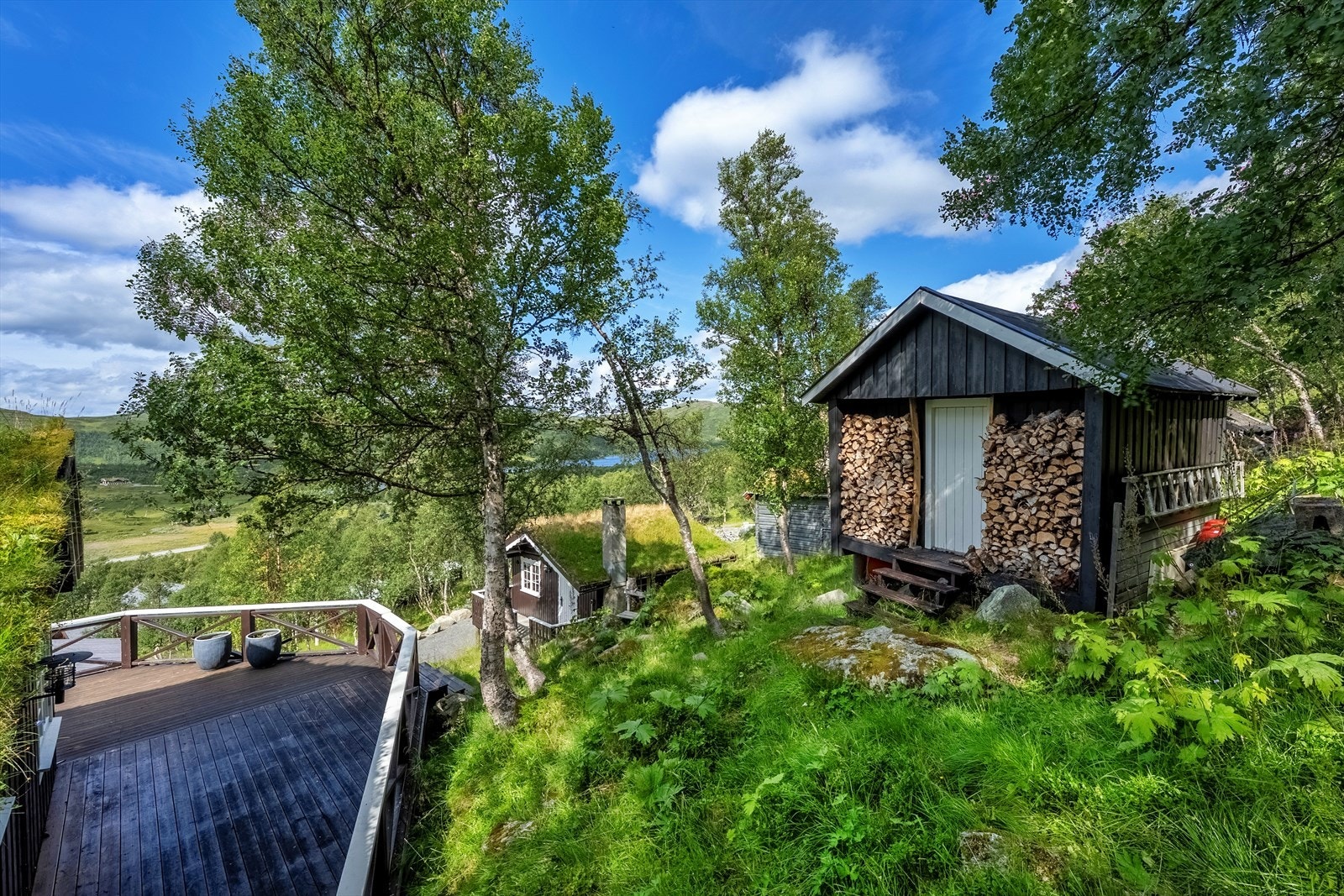 Uthuset ligger et nivå ovenfor hytta Galleribilde