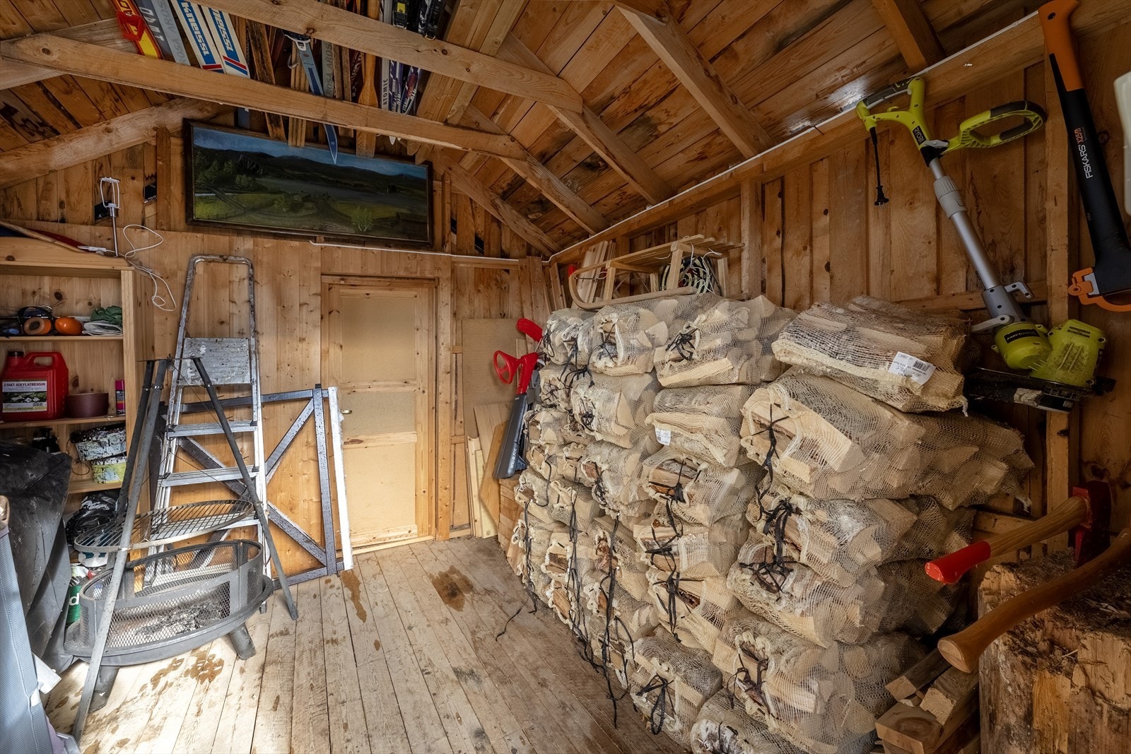 Uthus med god lagringsplass for ved og utstyr samt et rom met utedo som kan være en kjærkommen reserveløsning Galleribilde