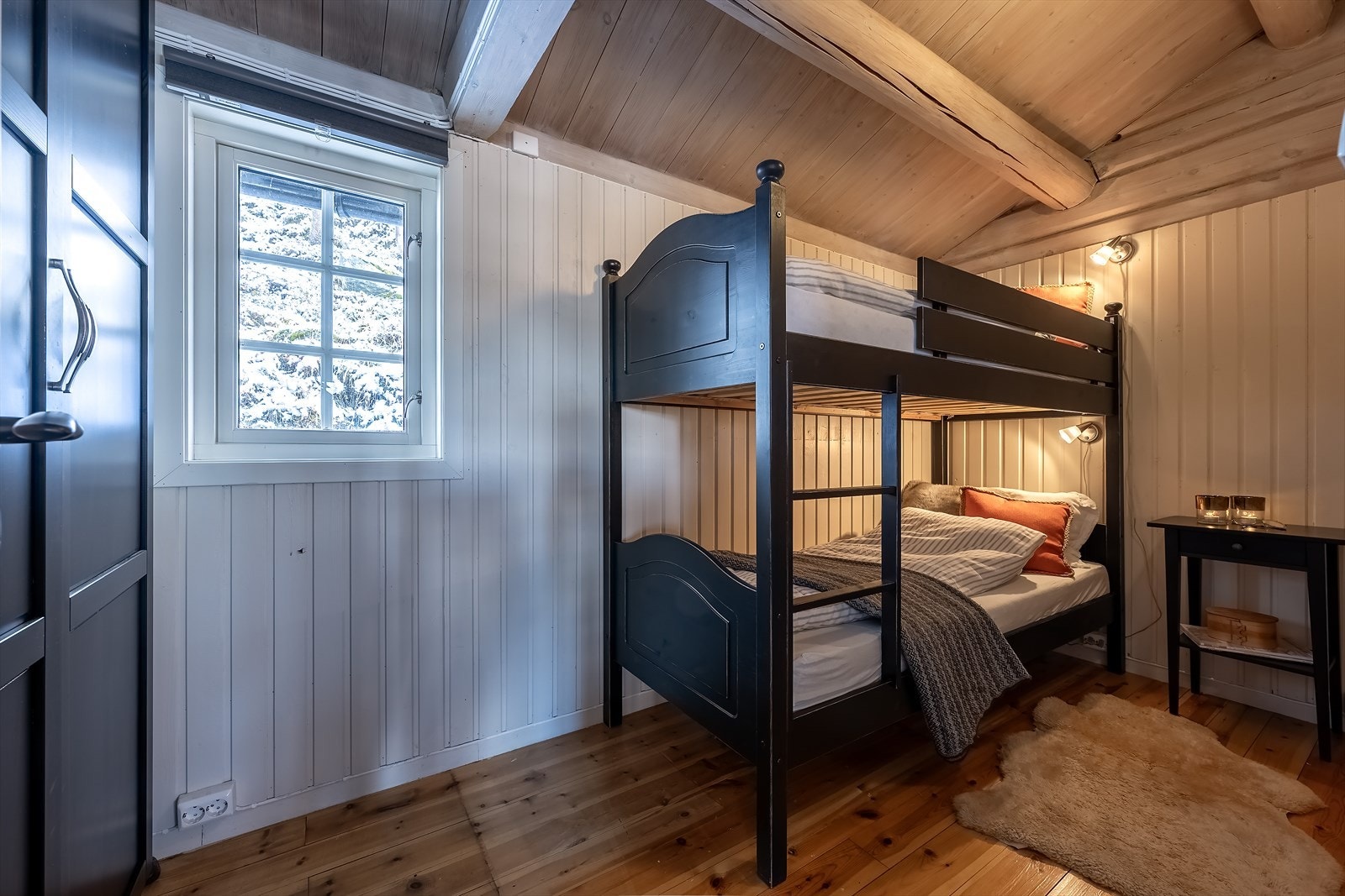 Hyttas andre soverom er innredet med køyeseng og garderobeskap Galleribilde