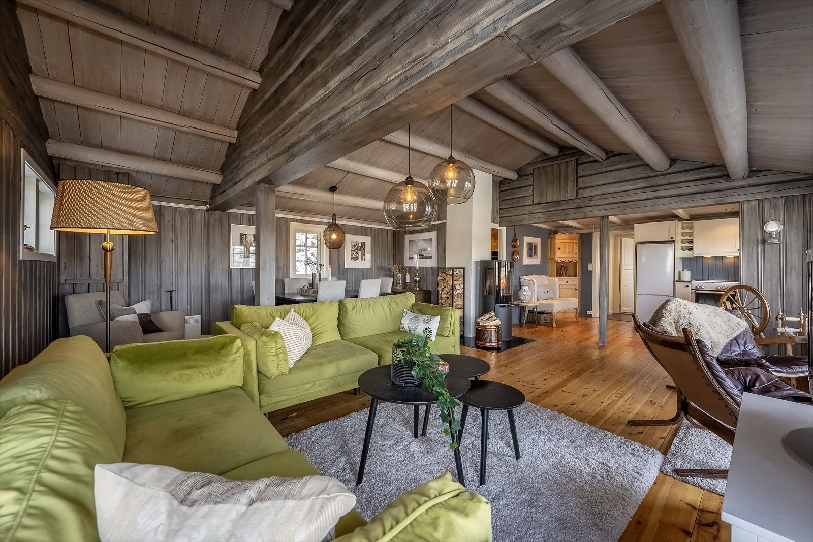 Stua har mønt himling med åpne tømmeråser, noe som gir god romfølelse Galleribilde