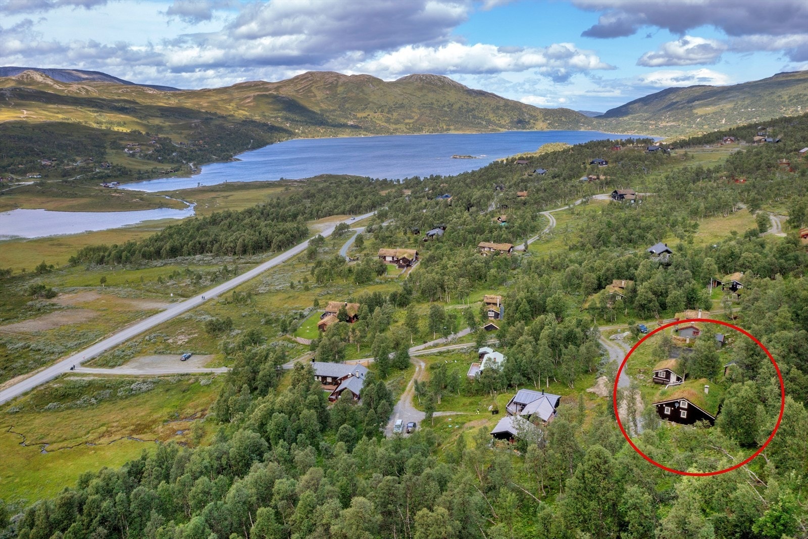 Hyttefeltet ligger vestvendt ovenfor veien forbi Skaret camping med Skarvatnet i nordvest Galleribilde