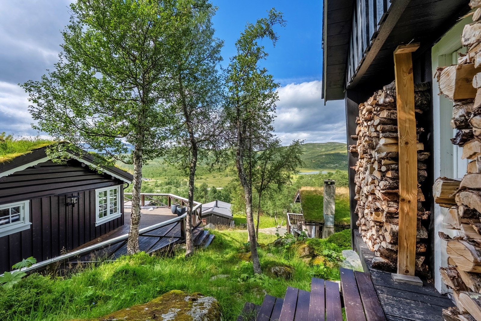 Fra uthuset mot hytta og annekset Galleribilde