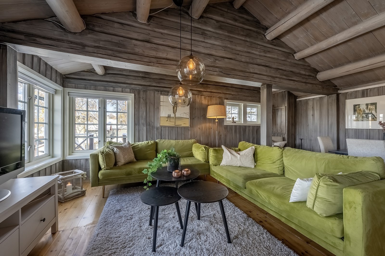 Stua har god plass til stor sofagruppe Galleribilde