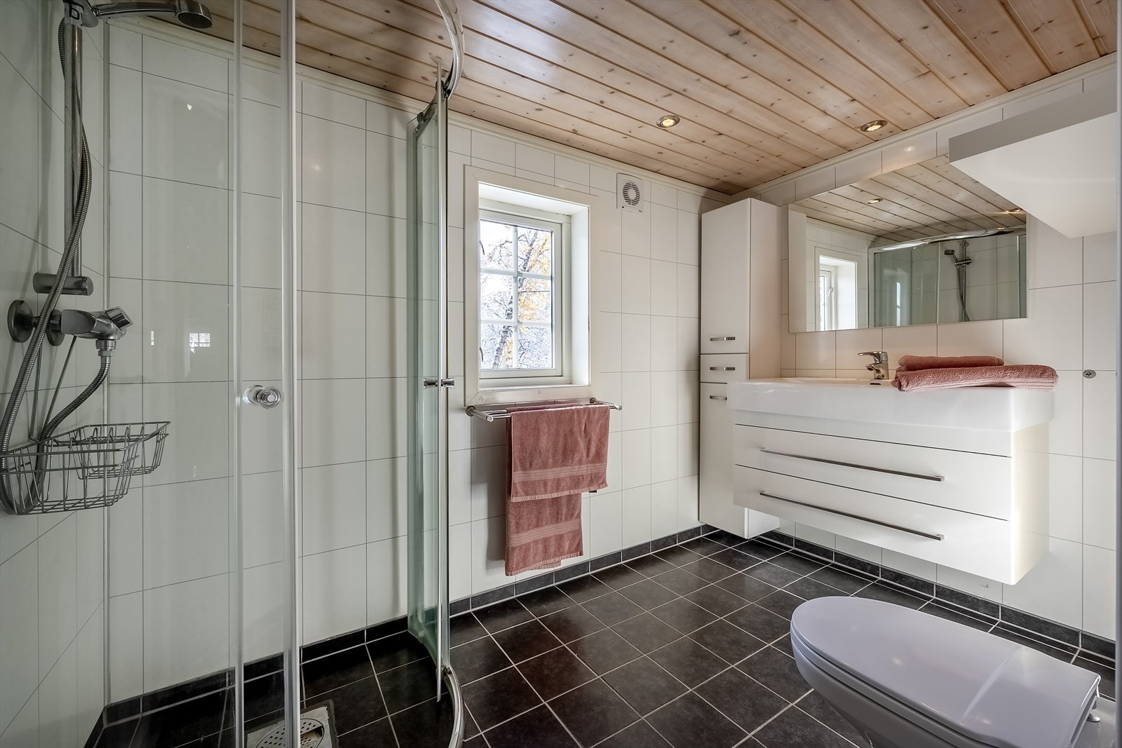 Romslig bad med gulvvarme og gode innredningsløsninger Galleribilde