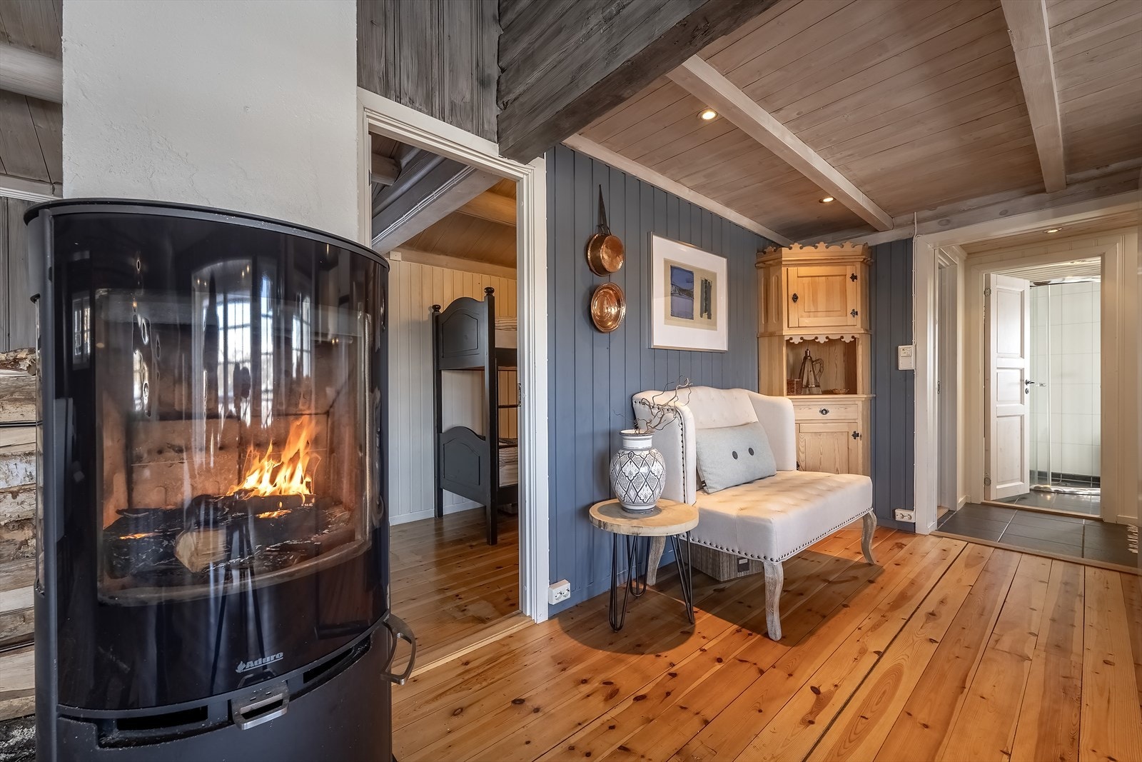 Moderne peisovn med stort flammebilde Galleribilde