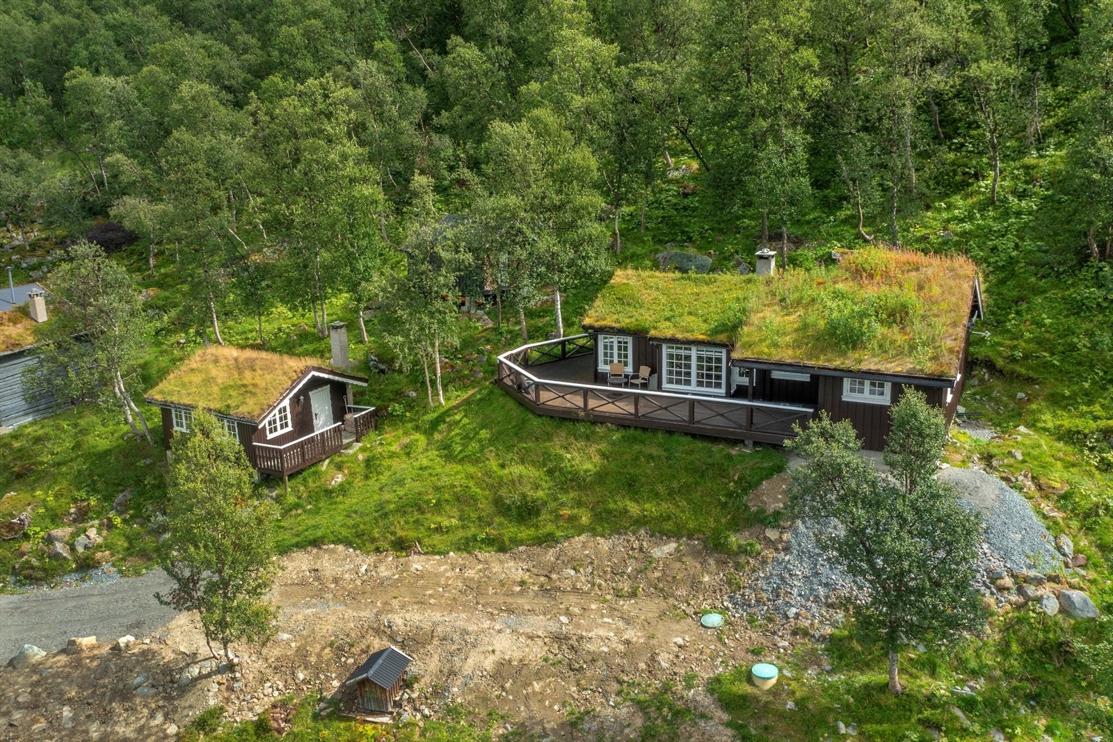 Hyttetun med hovedhytte, anneks og uthus Galleribilde