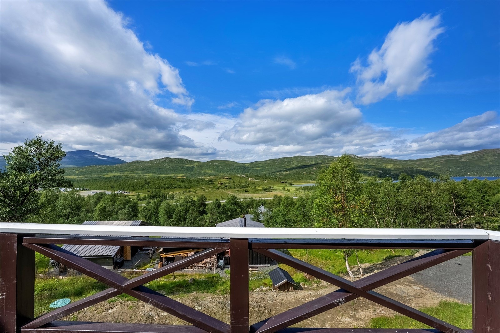 Utsikten fra den store verandaen mot vest med bl.a. Storhornet og Gråhåmmåren Galleribilde
