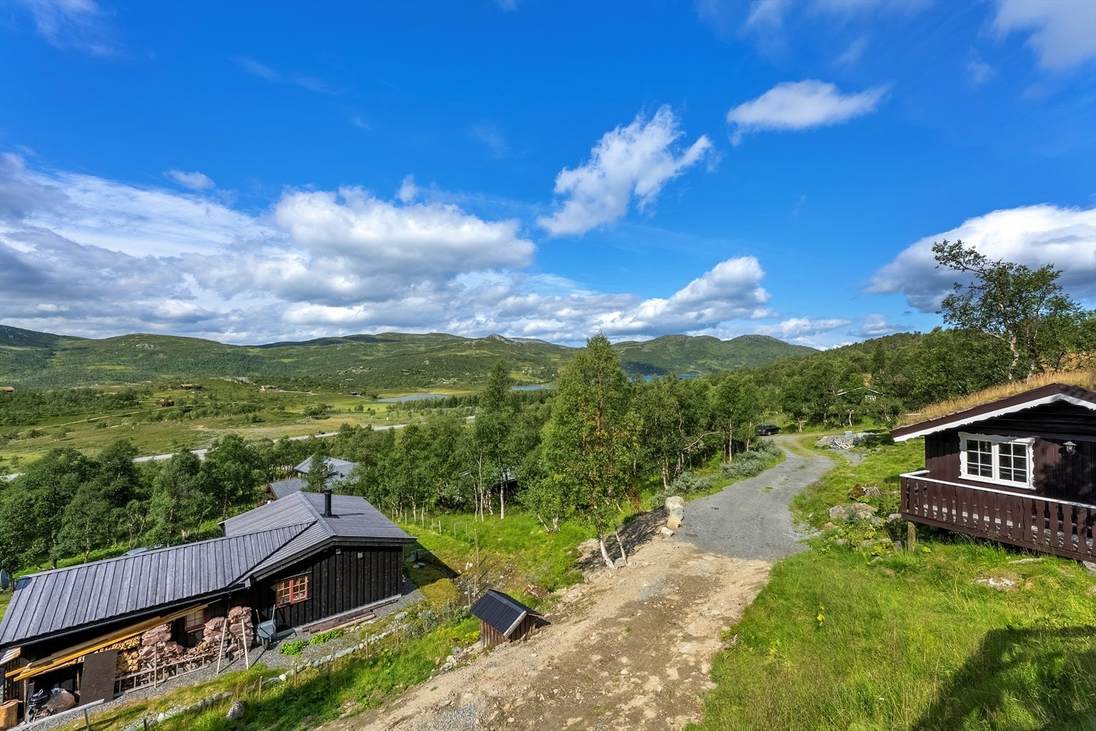 Mot bl.a. Bårdsfjellet, Skarvatnet og Nonshøa i norvest Galleribilde