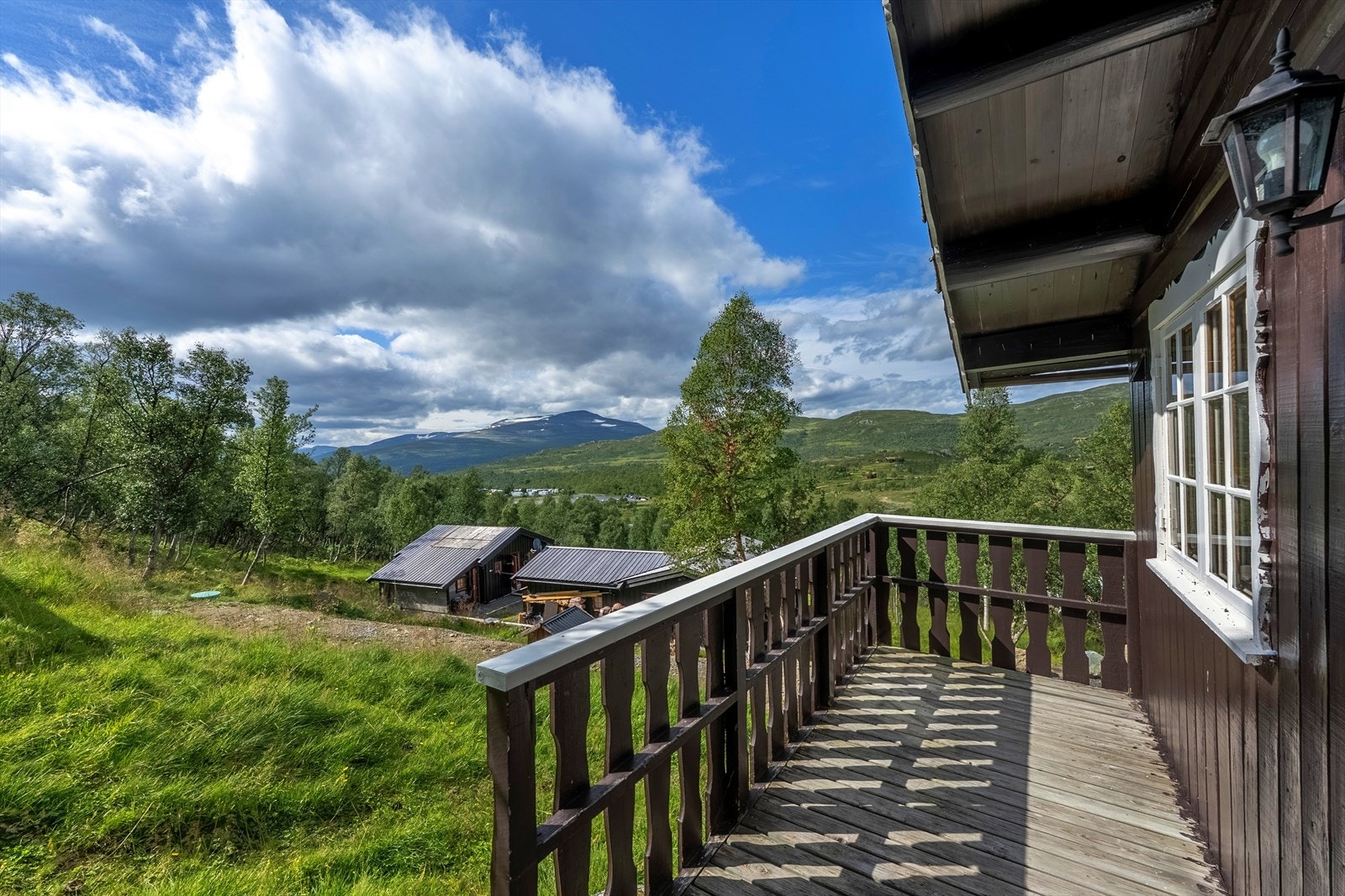 Utsikt mot Storhornet fra terrassen ved annekset Galleribilde