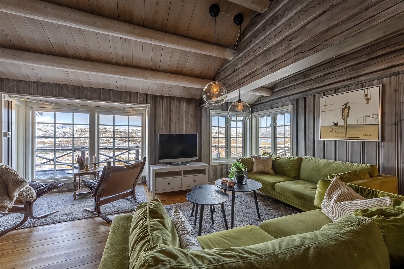 Store vindusflater mot vest gir godt med lys og utsyn Galleribilde