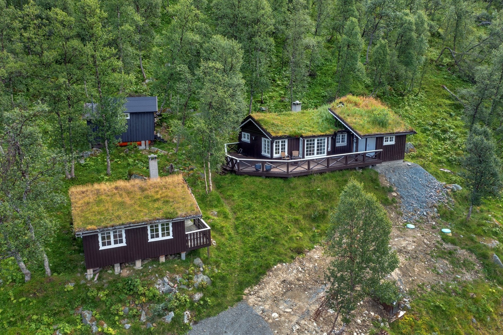 Hytta ble oppført i 1976 og tilbygget i 2010, anneks oppført i 1984 og uthus oppført i 1977 Galleribilde