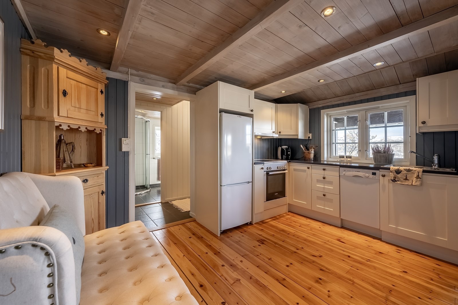 Kjøkkenet er praktisk plassert innenfor inngangspartiet Galleribilde