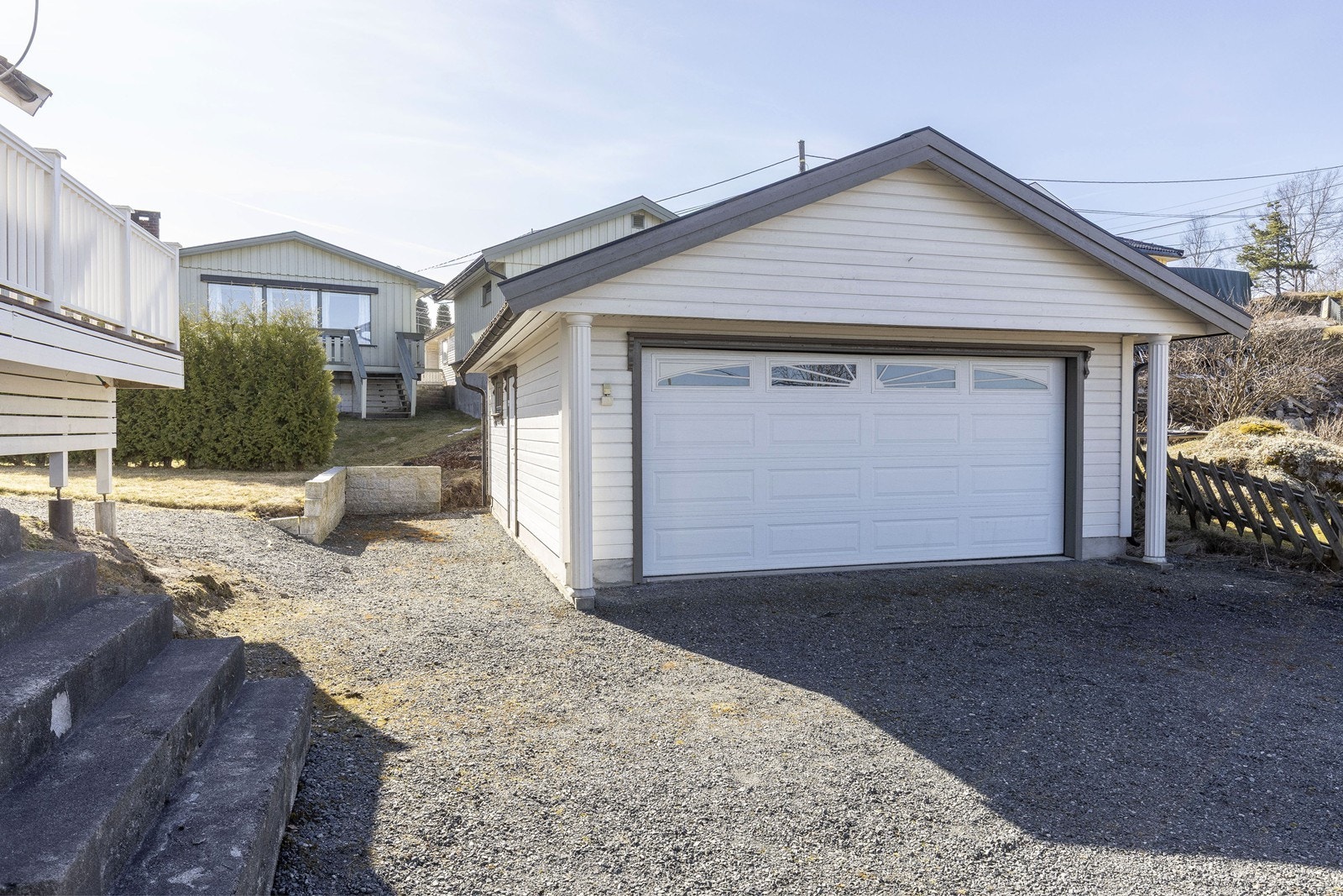 Nyere dobbel garasje med elektrisk portåpner Galleribilde