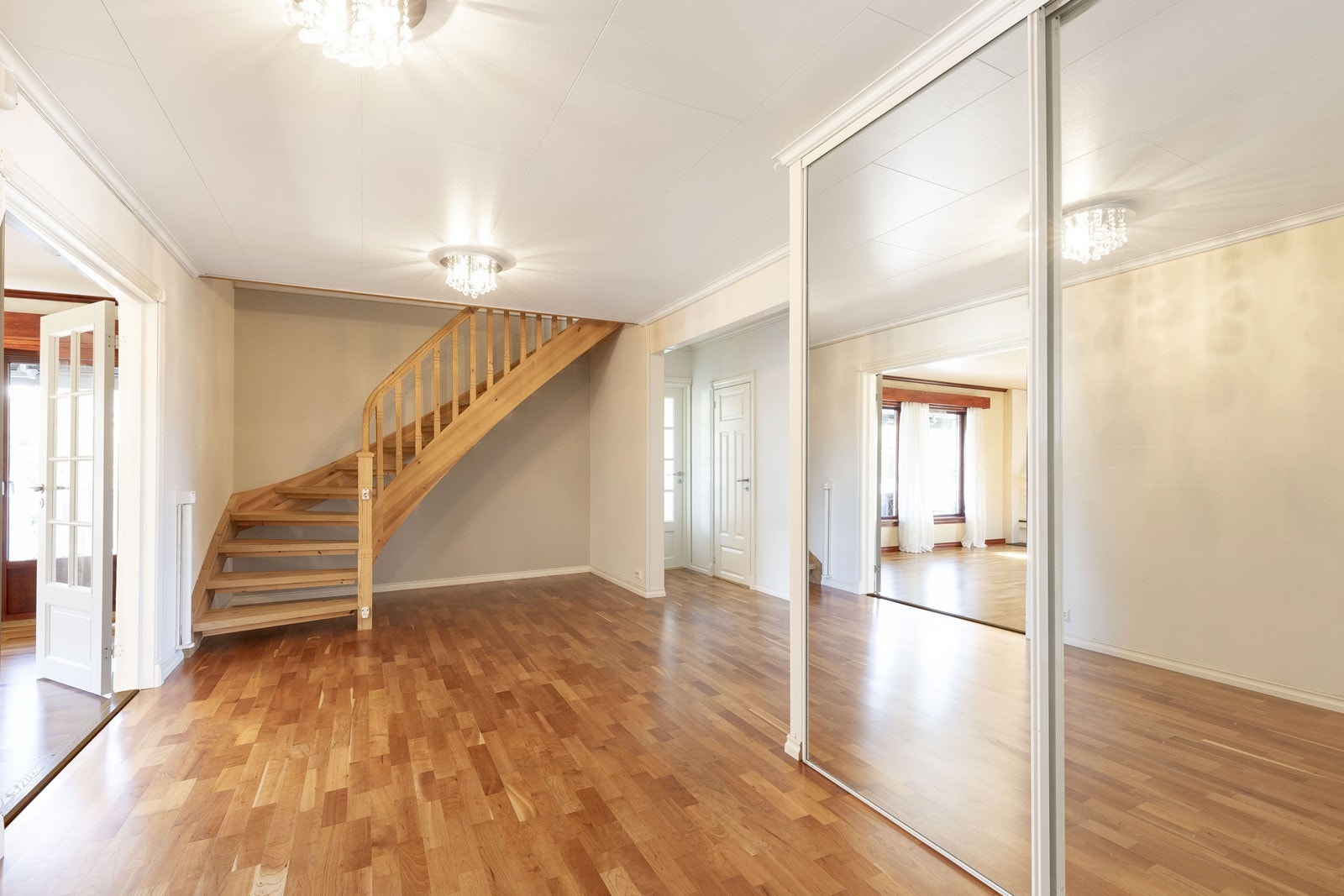 Romslig hall med skyvedørsgarderobe. Galleribilde