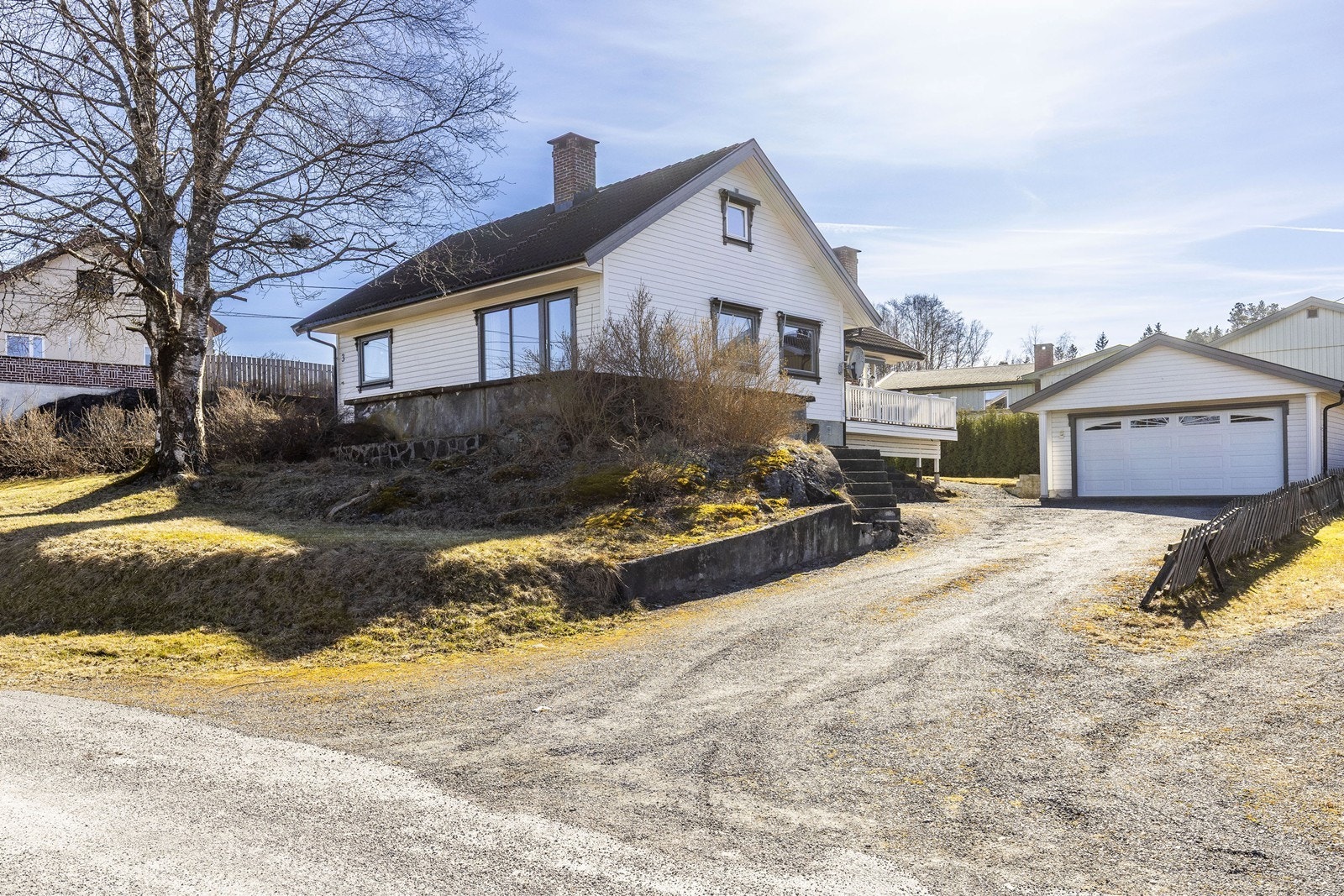 Gruset gårdsplass med parkering for flere biler. Galleribilde