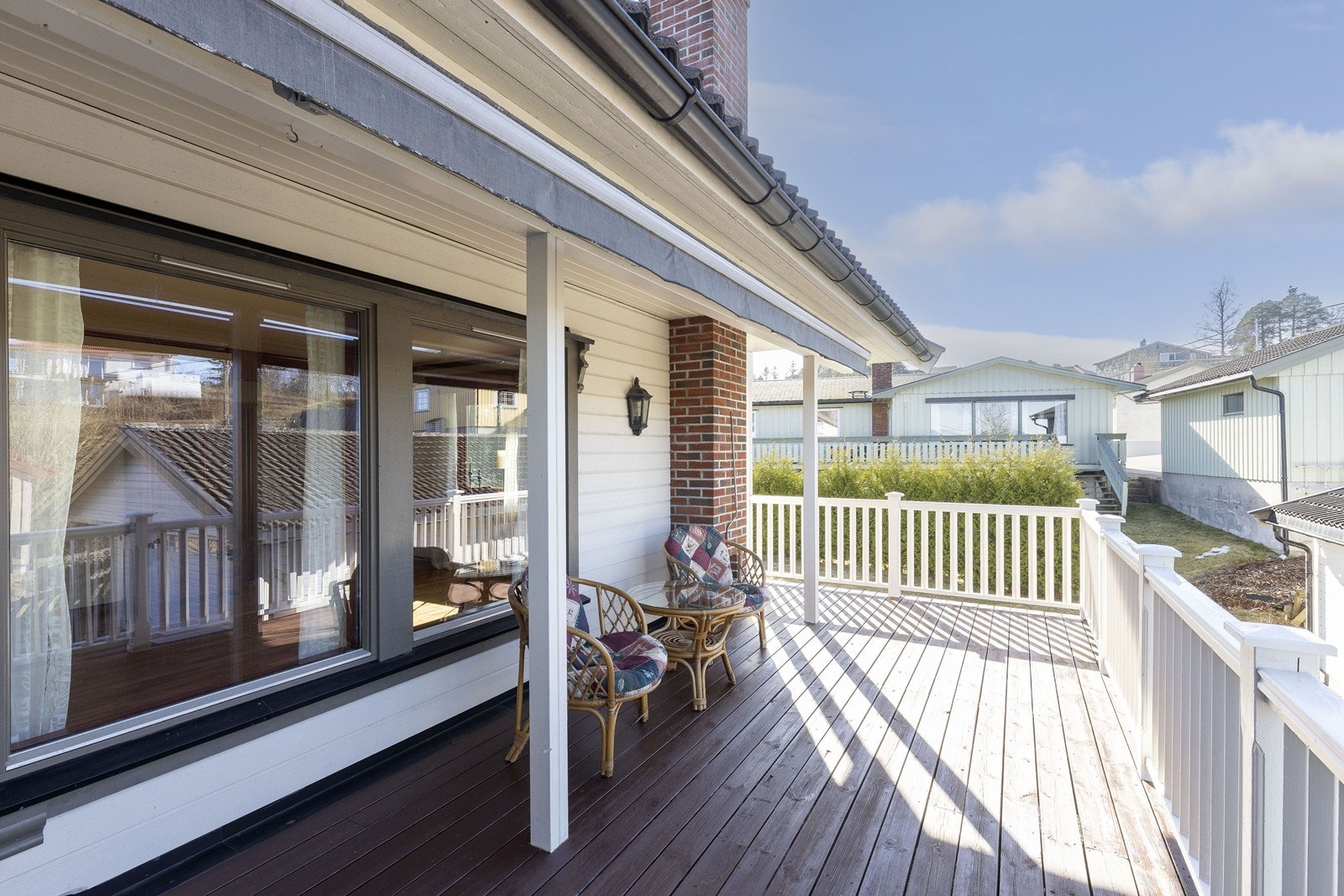 Vestvendt veranda som er delvis overbygd Galleribilde