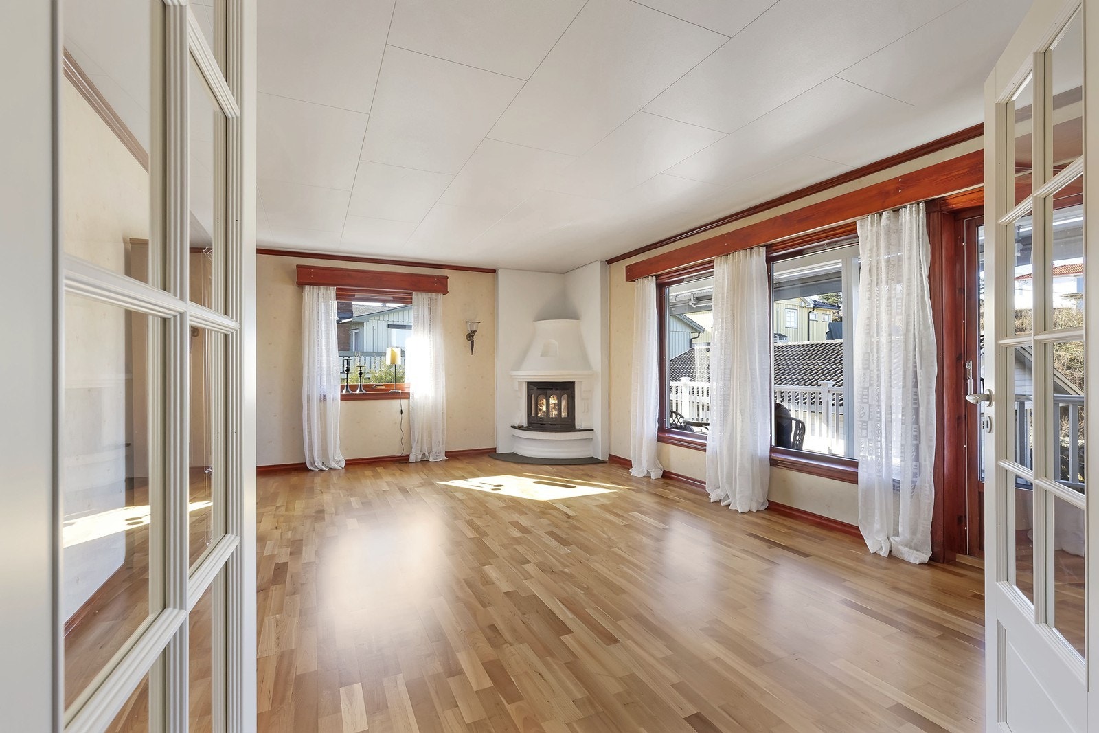 Stue med peisinnsats Galleribilde