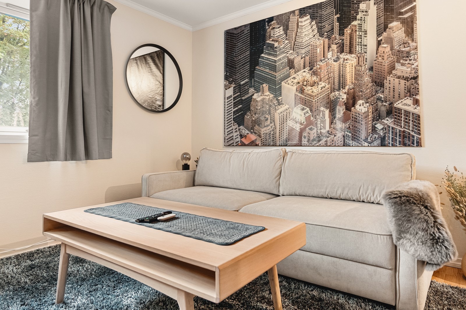 Sofaen kan trekkes ut til sovesofa, leiligheten er leid ut på Airbnb og har plass til 6 pers. Galleribilde