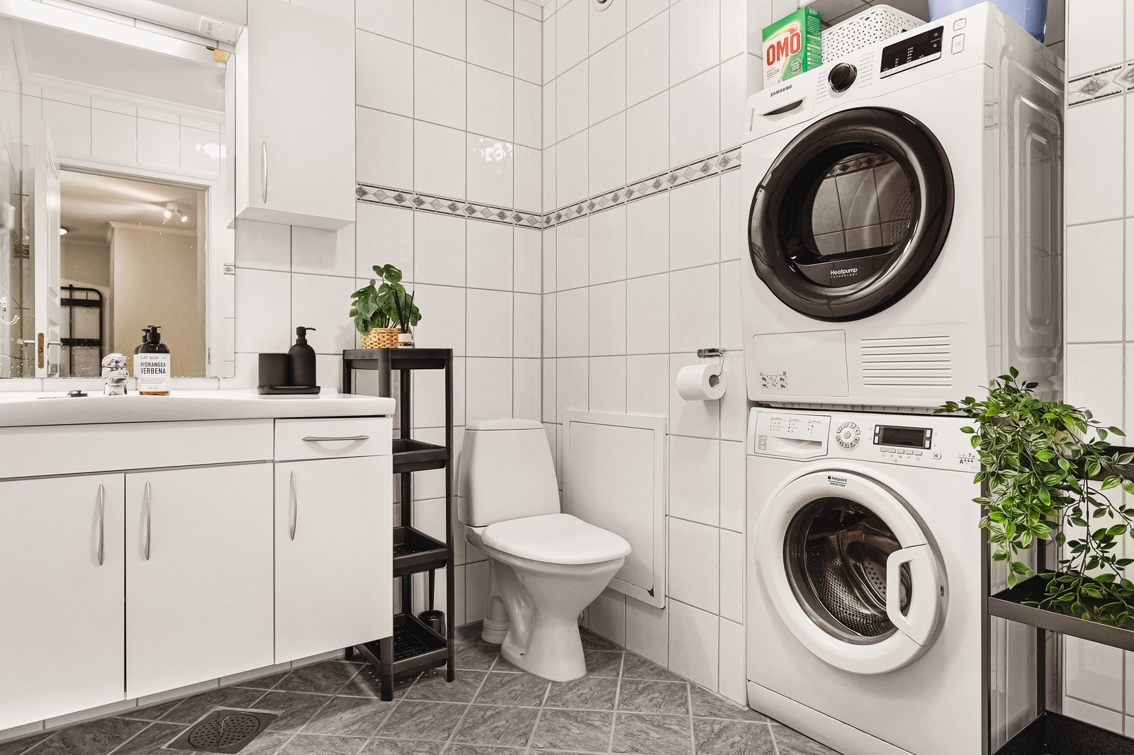 Bad med vaskemaskin og tørketrommel Galleribilde
