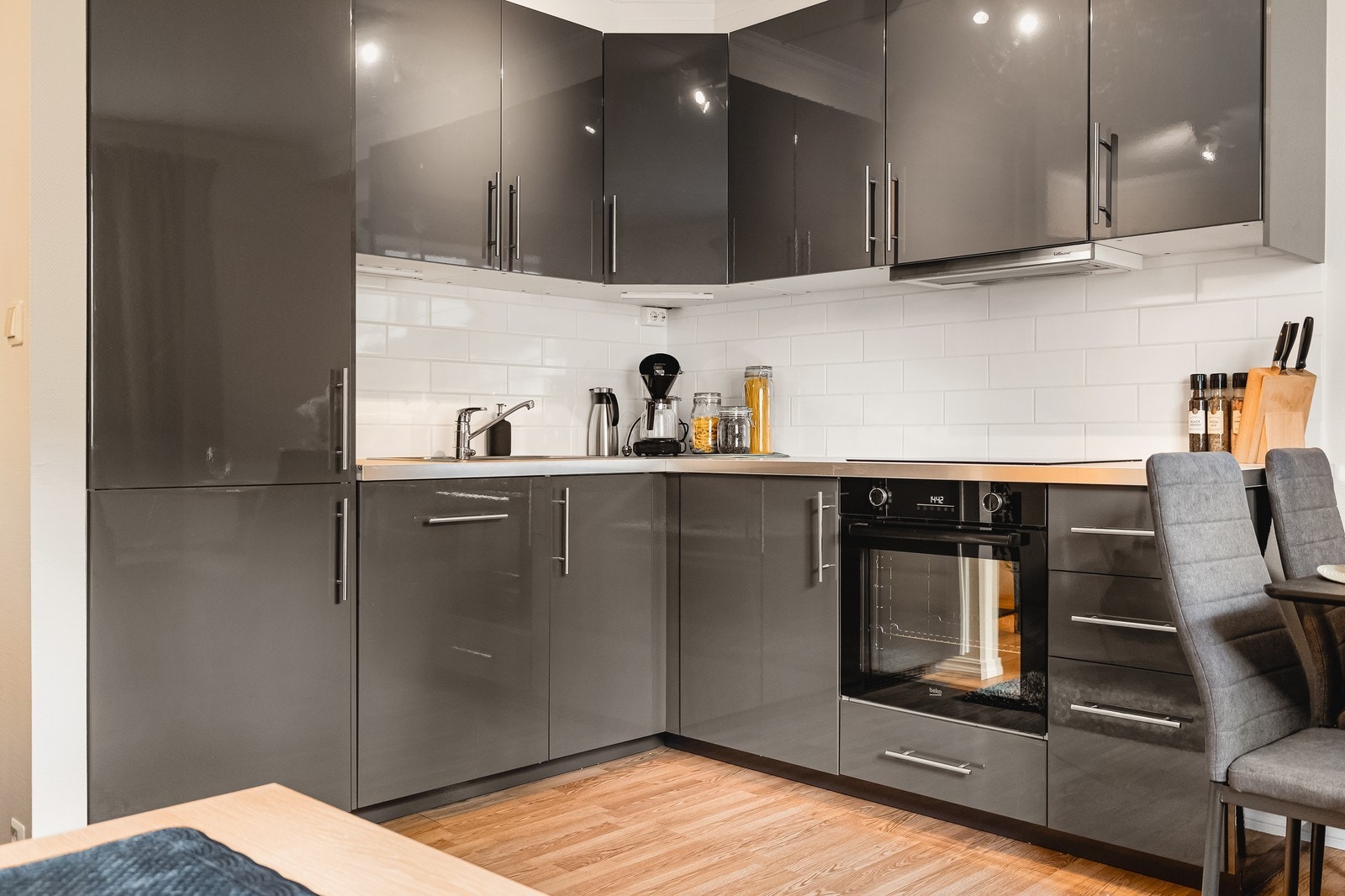 Kjøkken har integrerte hvitevarer og alt av kjøkkenutstyr medfølger. Galleribilde