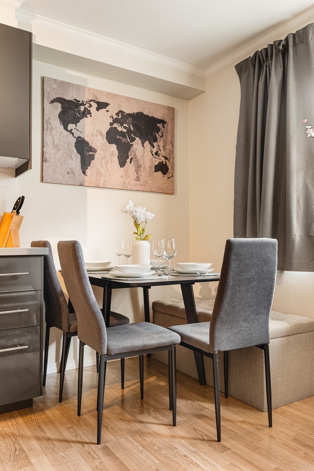 Spisebord med 3 stoler og benk i hjørnet. Galleribilde