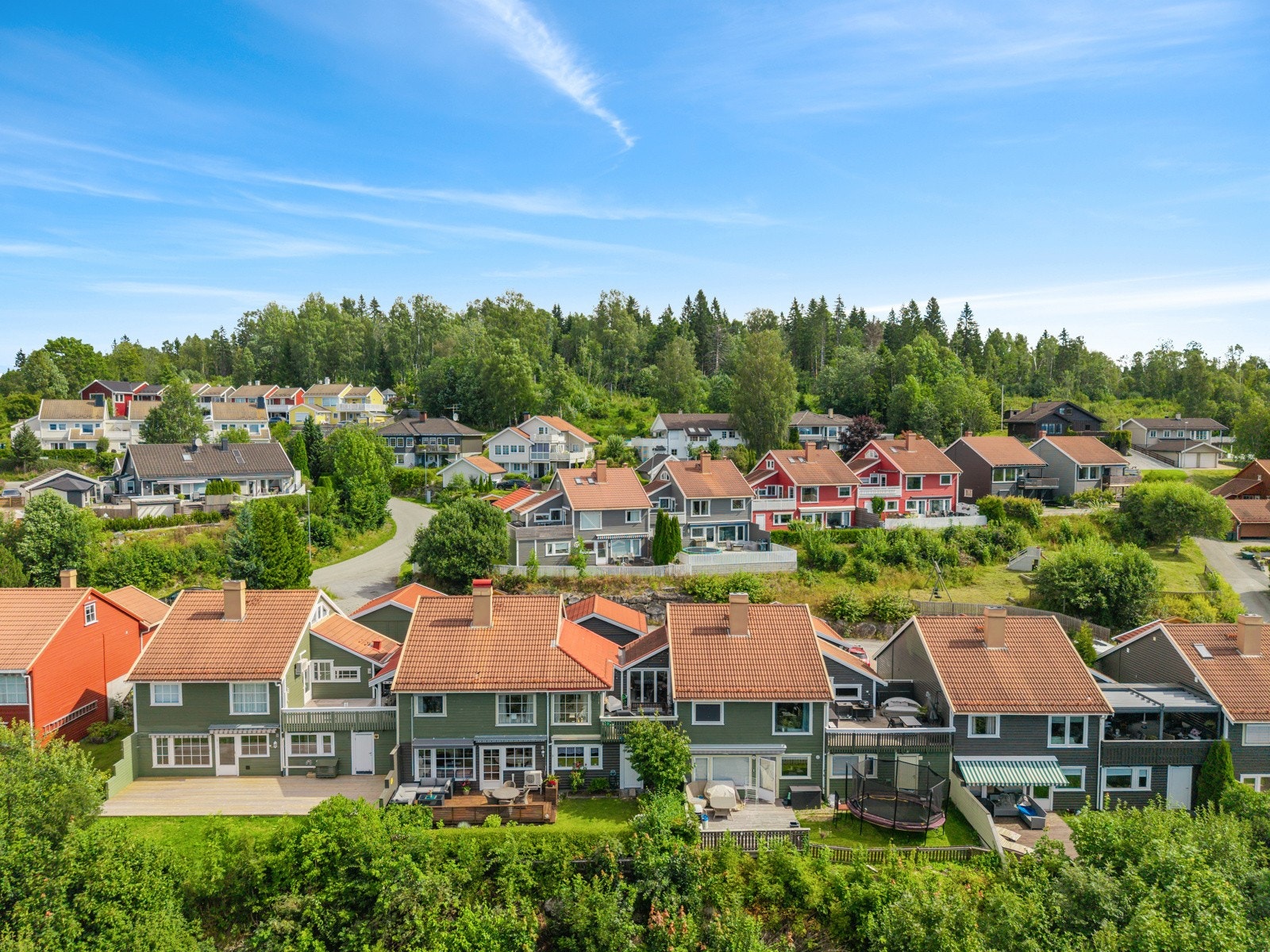 Et rolig og etablert oimråde på Tranby, med kort vei til Hennummarka skole og barnehage, samt fine turmuligheter. Galleribilde