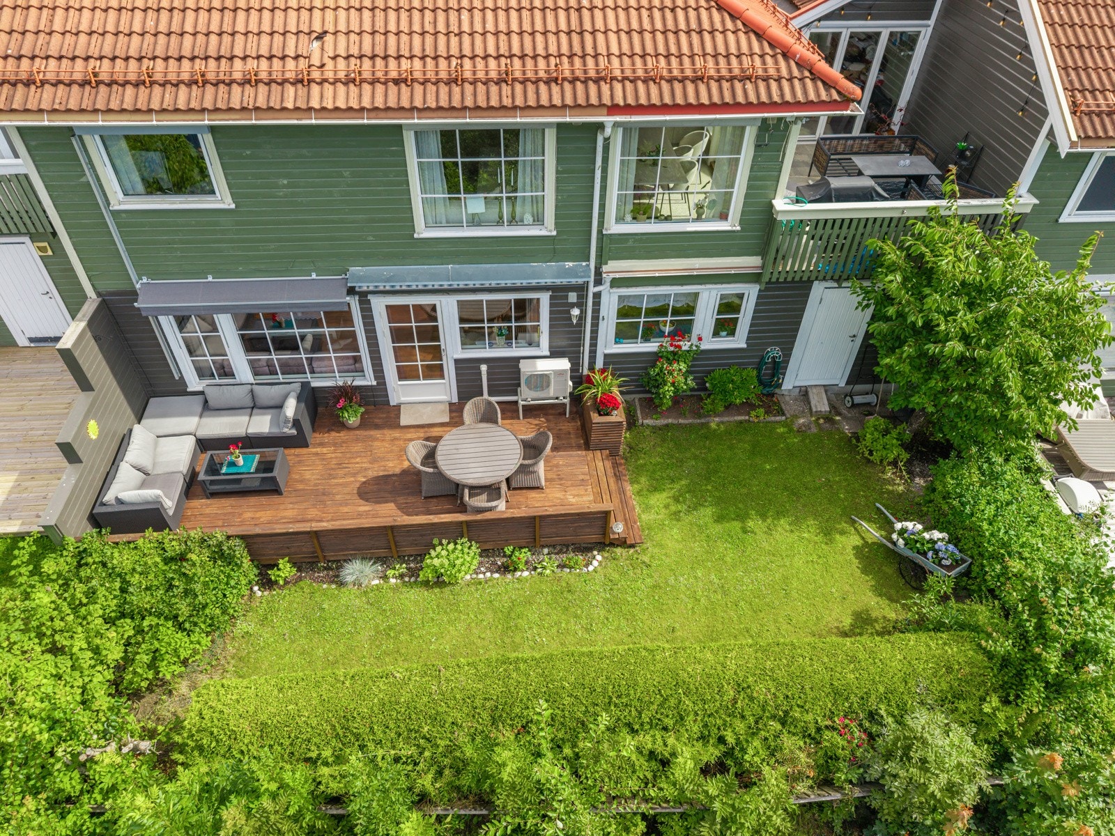 Stort og solrikt uteområde med 20 kvm terrasse og hageflekk med hekk. Galleribilde