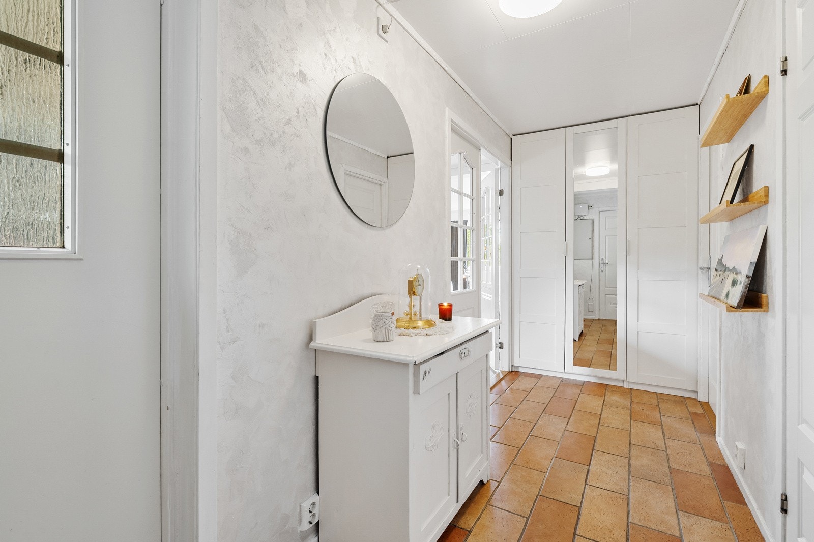 Flislagt entré med skyvedørsgarderobe. Galleribilde