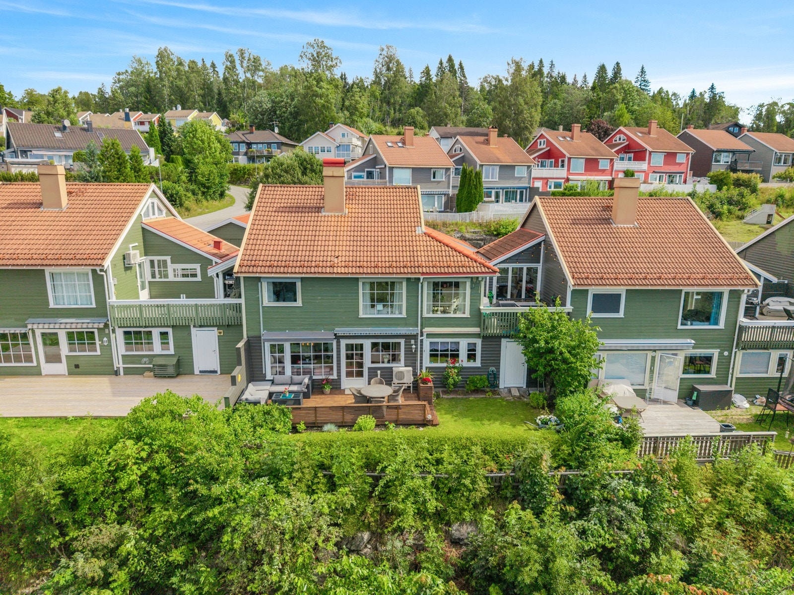 Boligen vender mot sydvest og mot friområde i bakkant. Galleribilde