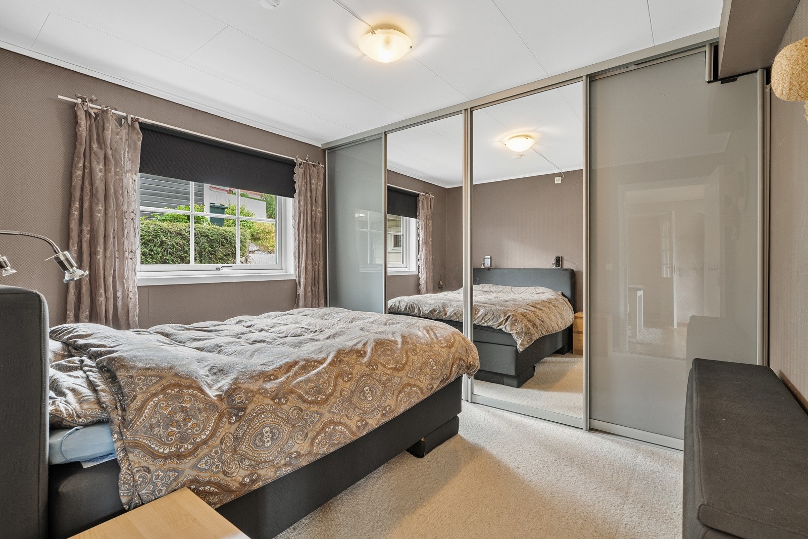 Lunt og hyggelig hovedsoverom med skyvedørsgarderobe. Galleribilde