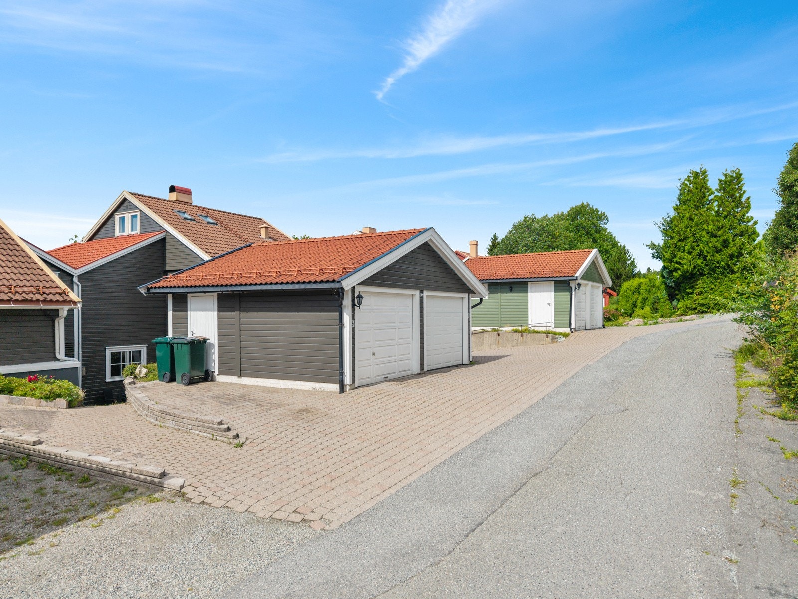 Det er bruksrett til halvpart av dobbelgarasje samt bod. Galleribilde