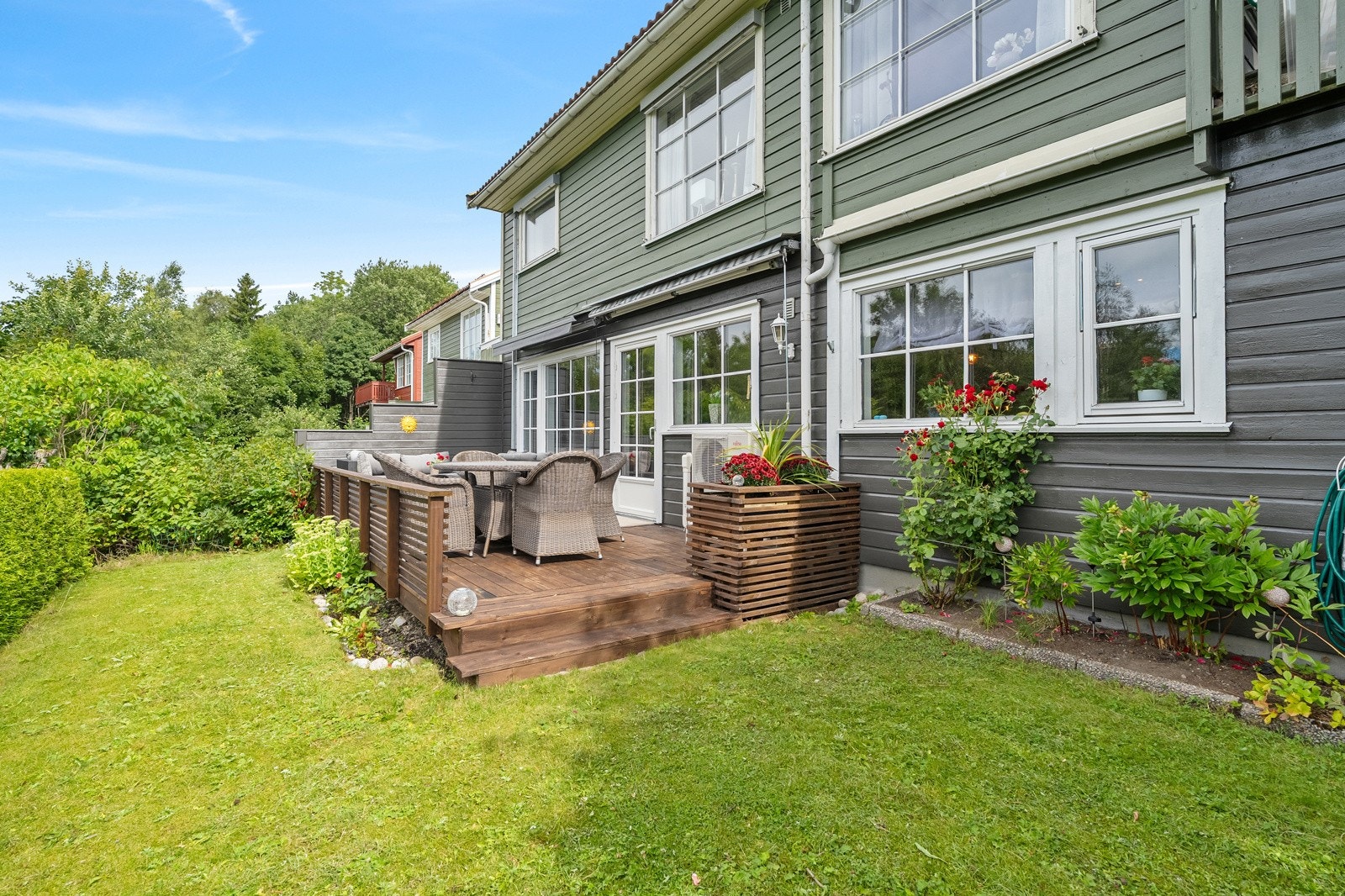 Innbydende rekkhusleilighet i Haugane 6A, med flott uteområde i rolige omgivelser. Galleribilde
