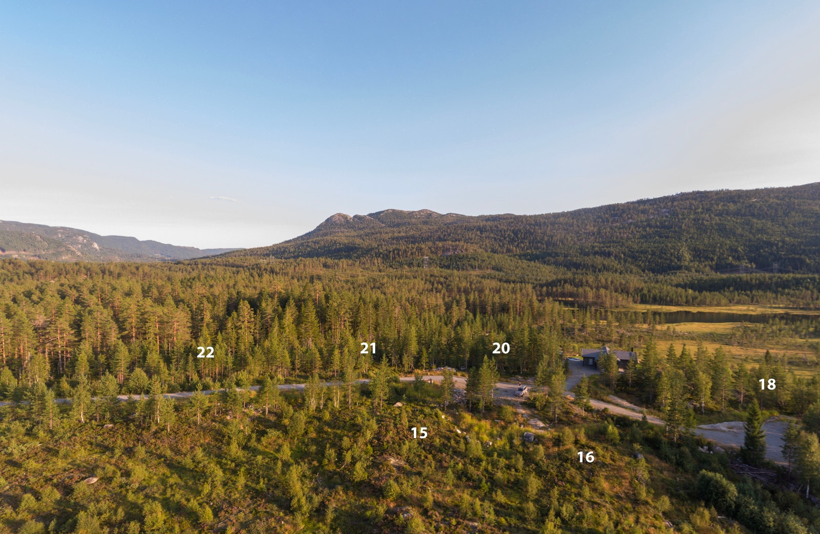 Det er ingen byggeklausul knyttet til tomtene, noe som betyr at du står fritt til å velge byggmester og hytteleverandør Galleribilde