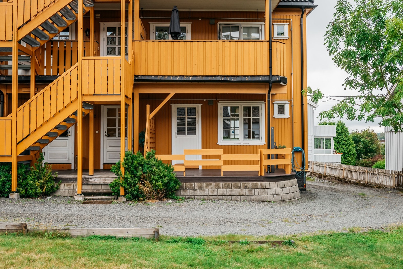 Leiligheten ligger på hjørne av bygget, i 1.etg. Galleribilde