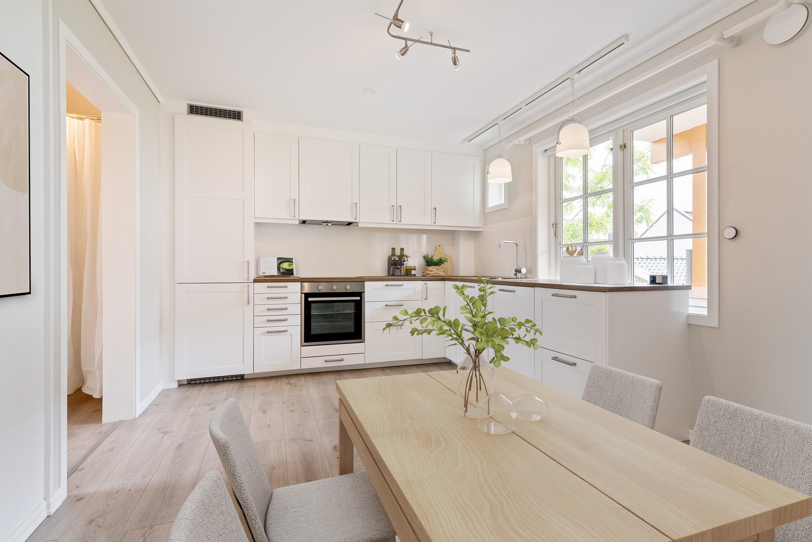 Flott kjøkken fra 2017. Her er det godt med banke- og skapplass. Galleribilde