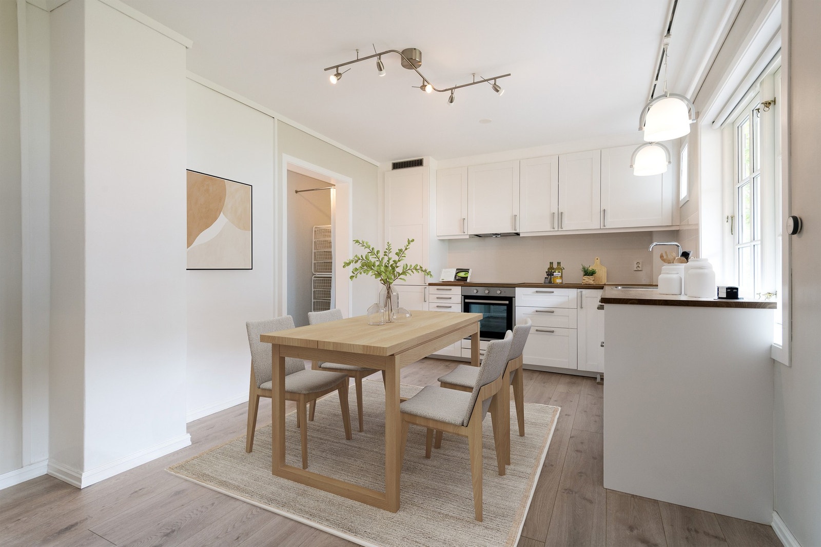 På kjøkkenet er det fint mulig å ha spisebord og en sosial sone. Hvitevarer er integrert. Galleribilde