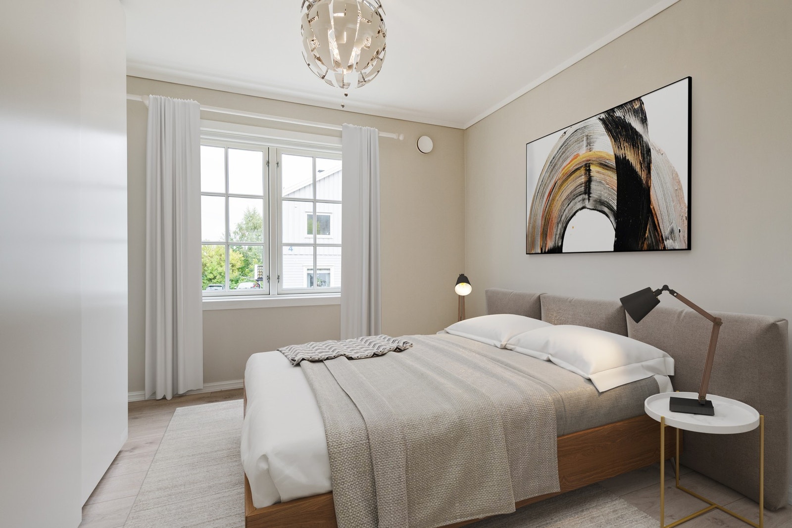 Romslig og pent soverom med garderobeløsning. Det er også areal til oppbevaring som en tilleggsdel til soverommet. Galleribilde