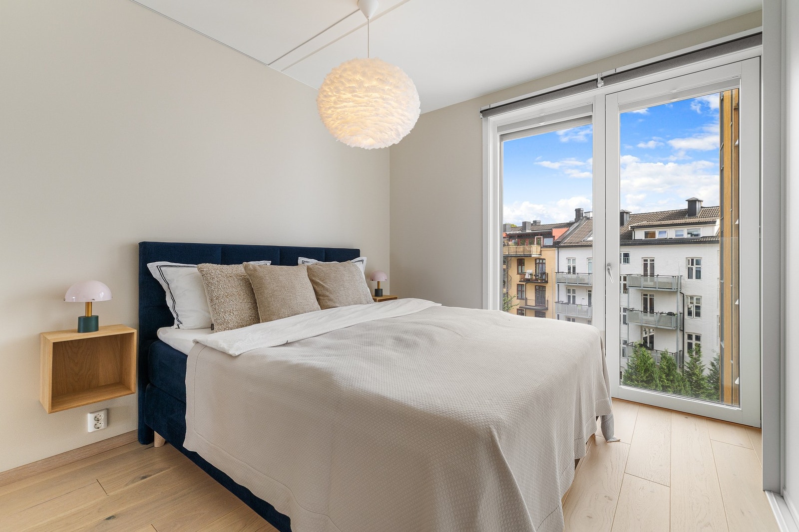 Spesialtilpassede gardiner på soverom. Galleribilde