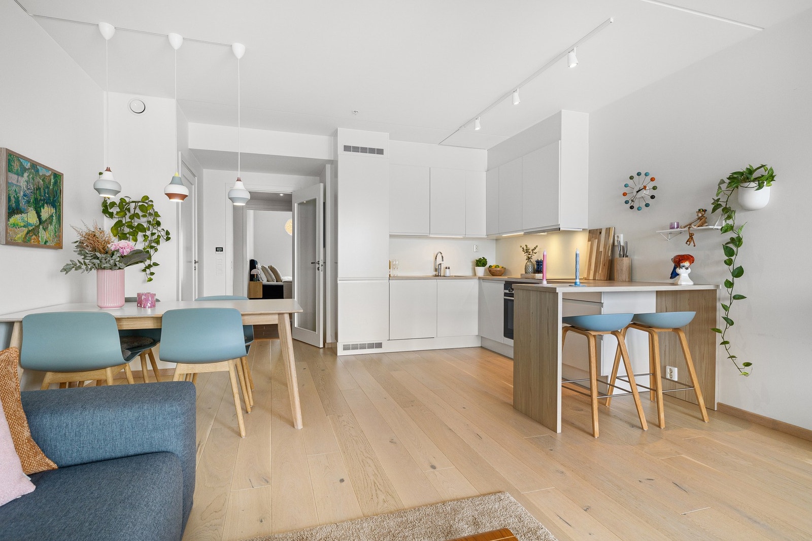 Kjøkkenet ligger i åpen og sosial løsning mot stue og spisestue. Galleribilde